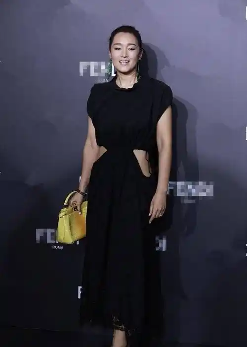 中年发福的巩俐为显瘦煞费苦心,在裙子腰间挖俩洞,效果却好到爆_身材