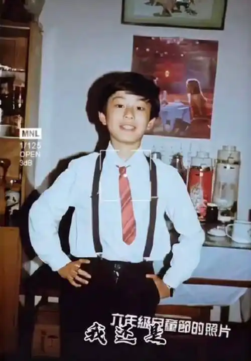 baby旗袍造型太美登热搜后,黄晓明晒六年级照片被赞国民男神_小时候