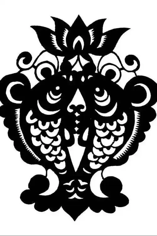 不仅是赞叹剪纸艺术的精巧,更是对这种复杂却又极度对称的图案充满了