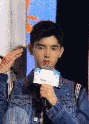 比如就读于沃顿商学院的学霸哥哥陈雨昂也是小眼睛 也许是第一次出席