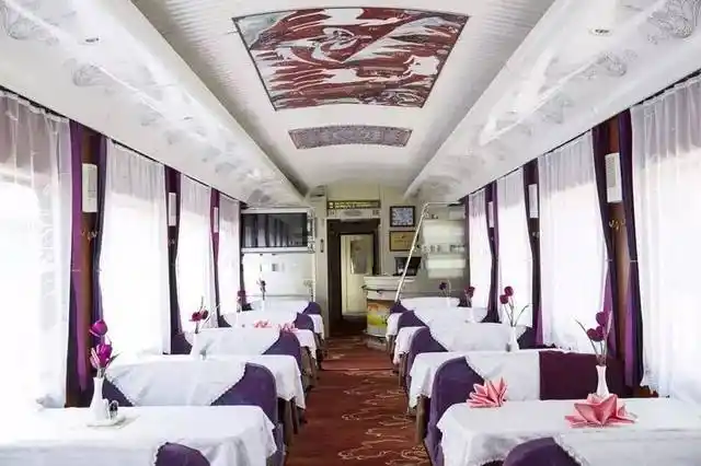 y667/668次"敦煌号"品牌列车开行三年来,针对南北旅客不同口味,推出"