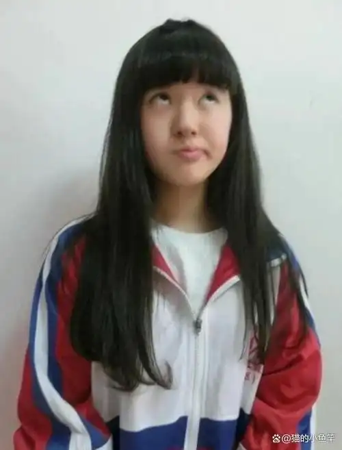 与火遍网络的单纯小女孩的自拍照,完全判若两人.