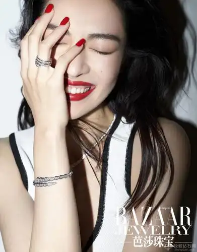 钟楚曦佩戴宝格丽高级珠宝拍摄杂志大片