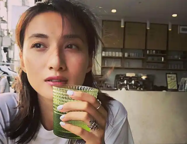 出道合作王晶,《中国机长》中的大惊喜,30岁的她事业能否逆袭?_冯文娟