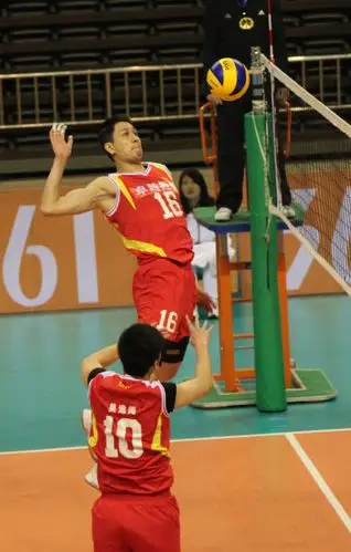 图文-男排联赛第17轮八一1-3上海 郭鹏准备快球