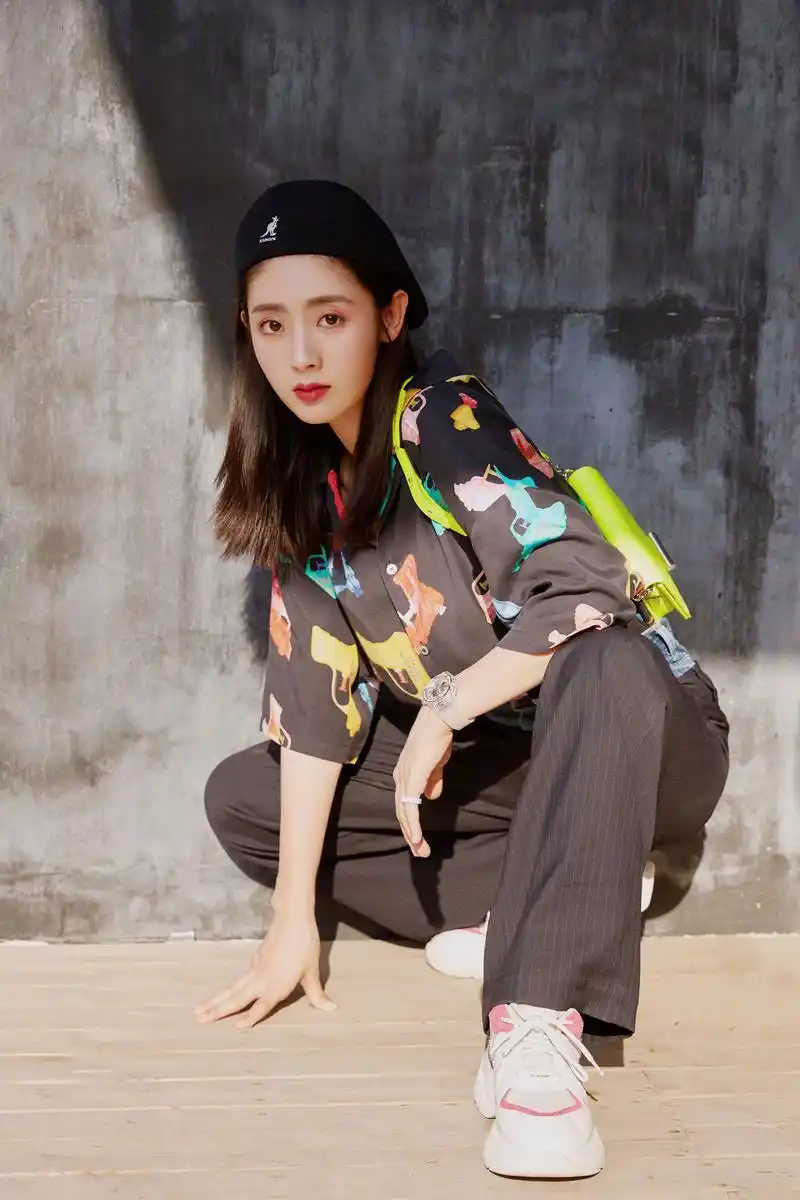 25岁邢菲超减龄"哪吒头"造型,花衬衫玩出新花样,可爱又帅气