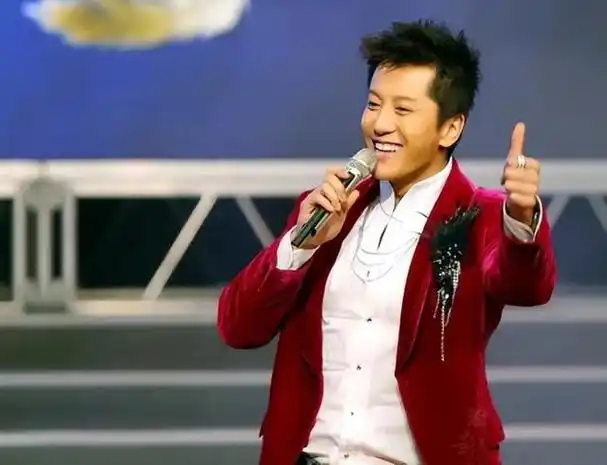 知名歌手毛宁最近出现在公众视野形象却大变样,曾因93年在央视《春晚