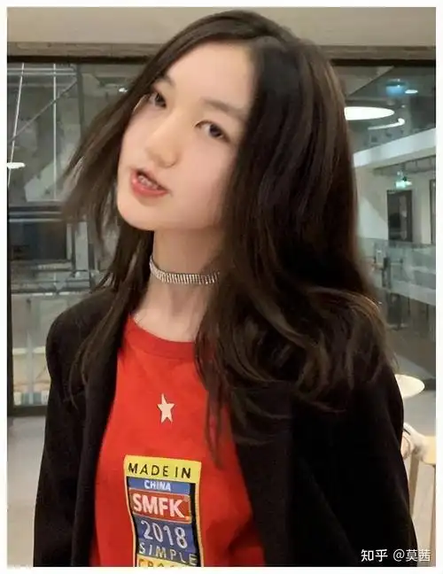 李嫣参加聚会模样大变穿皮草出镜太像王菲嘴唇伤疤已完全消失