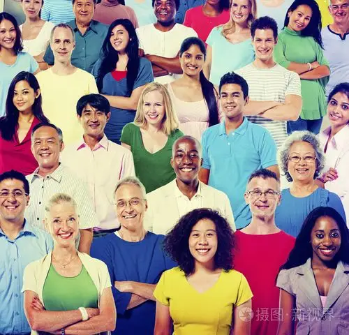 一群多样性人看着相机照片-正版商用图片1k39hk-摄图新视界