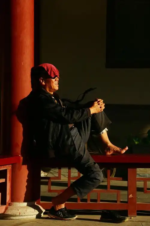 公园里,悠闲的老人,正在晒着太阳.