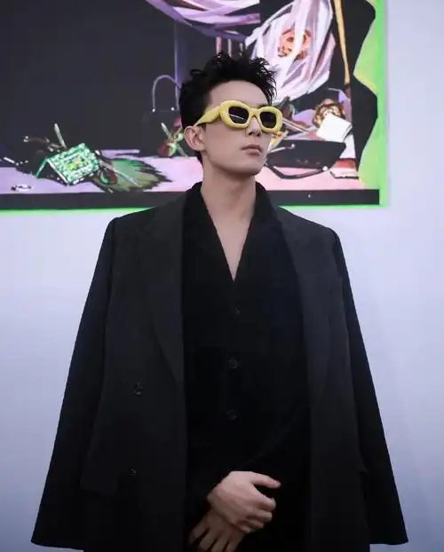 吴磊巴黎时装周#wl#loewe品牌代言人吴磊#    @吴磊leo更新ins一则