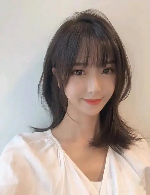 今夏流行短发发型,减龄时尚不说还很显脸小,方脸女孩也适合