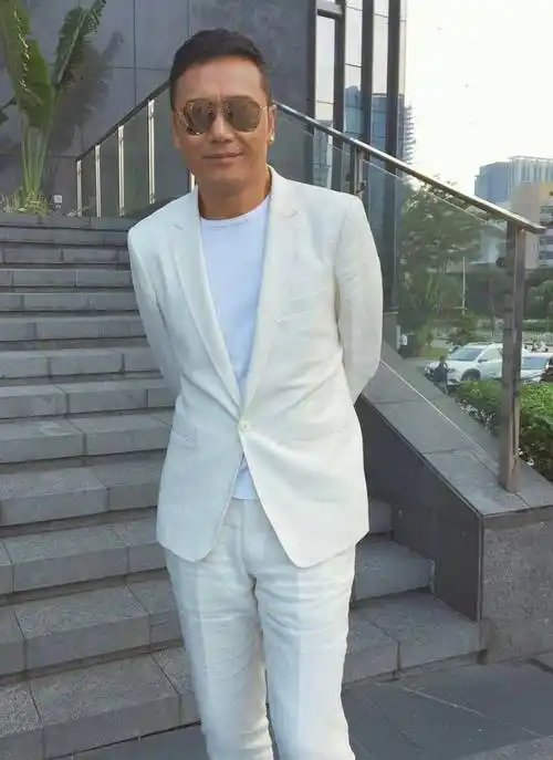 苗侨伟是个"反油腻"男人:衣着优雅,彬彬有礼,越老越帅_显得_发型_衬衫