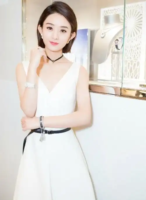 杨颖同台,用英文念广告口音被质疑,时尚资源和国际影响力与杨幂确实