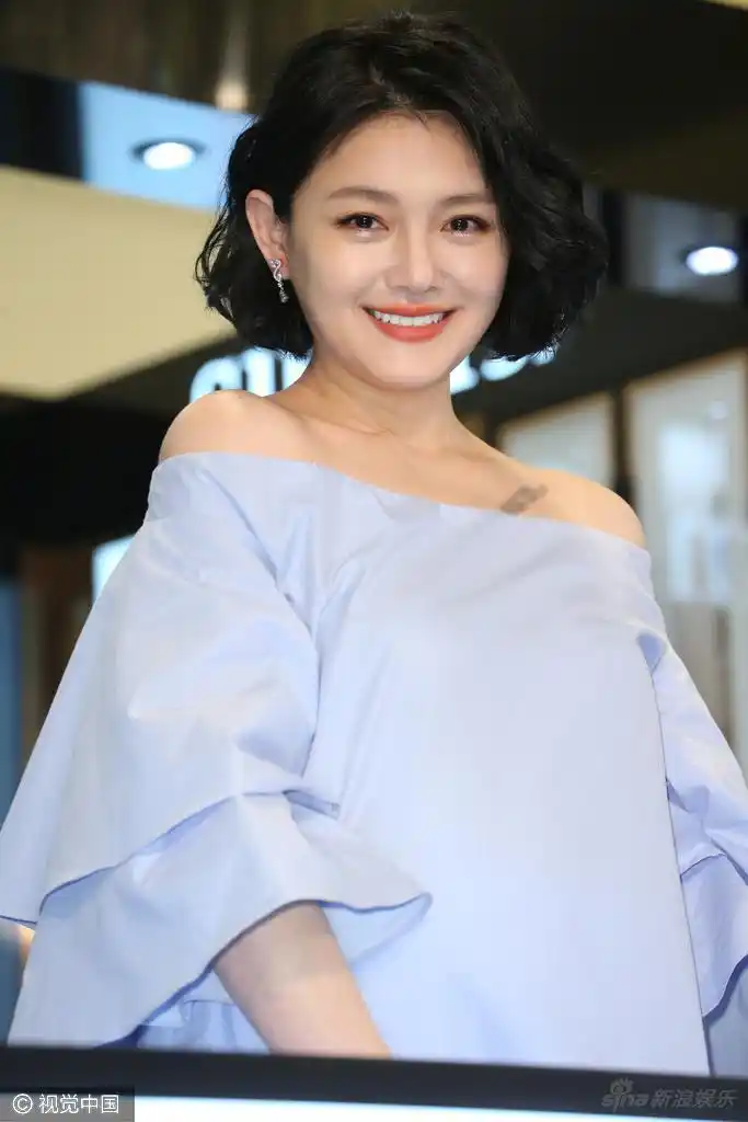 大s产后复出短发显熟女味 露肩装长腿依然纤细