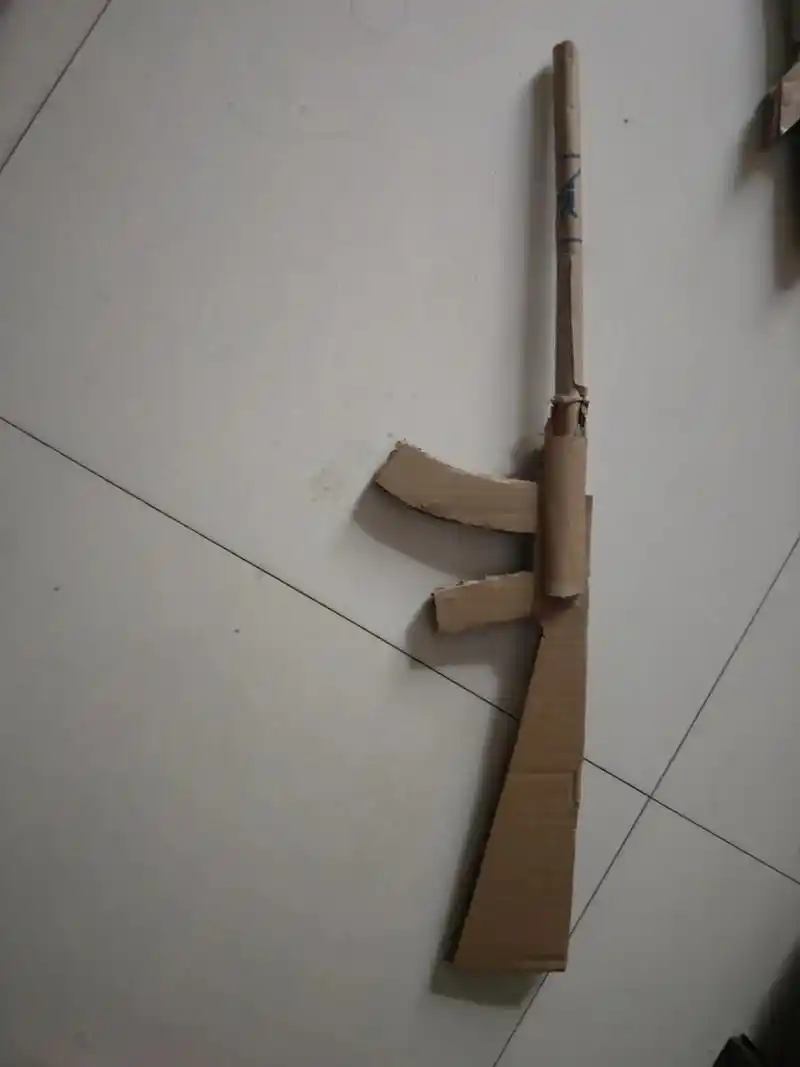 我手工做的这十把枪你认识吗 #自制玩具 #军事模型 #成果 - 抖音