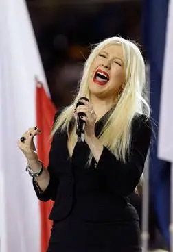 女歌星christina aguilera(克里斯蒂娜-阿奎莱拉)将与美国白人说唱