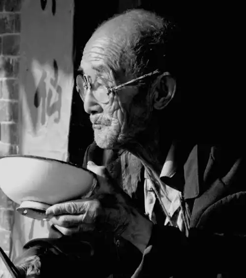 暮色中的老人,饱经风霜的面孔.