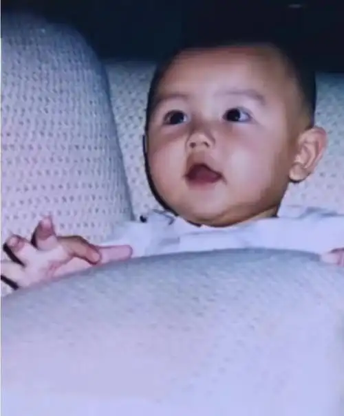 陈飞宇的童年照我们阿瑟从小就能看出是个帅哥坯子呀