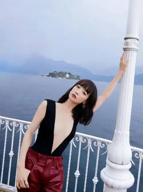 宋茜也敢穿!lv新造型火辣吸睛,深v超大镂空秀好身材_网络_工作_图片