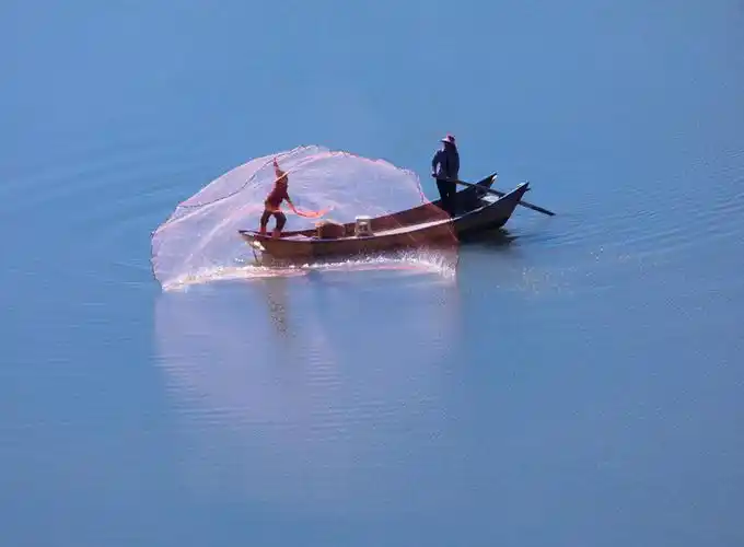 看到渔民撒网时的情景