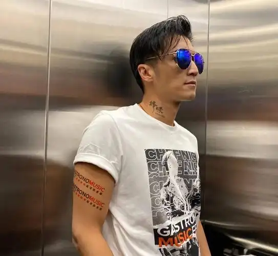 谢霆锋(nicholas tse)身上印有摇滚图案t和纹身贴纸,看上去非常时尚