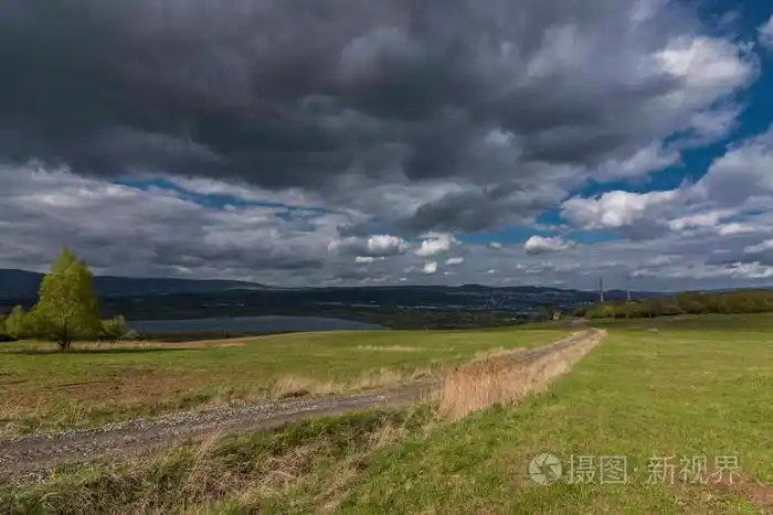 在拉贝的milada湖附近阴天