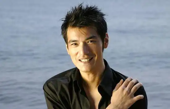 图文金城武戛纳海滨拍肖像混血阳刚之气尽显5