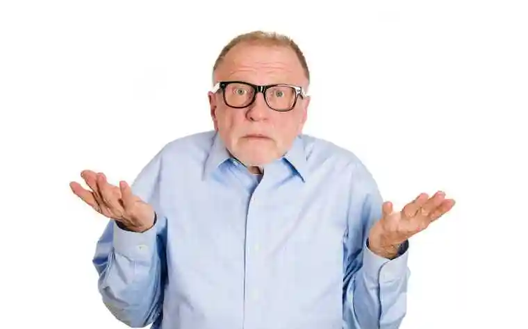 表情无奈的中年男性