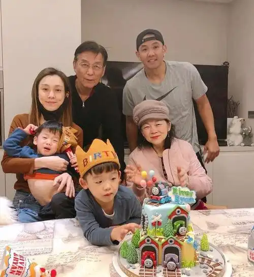 75岁寿辰靠插管躺床度日,面容憔悴毫无血色|陈建州|梁静茹|张韶涵