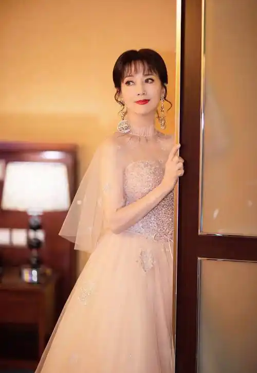 66岁的赵雅芝穿婚纱拍大片,面容姣好似少女,网友:气质太好了_美颜