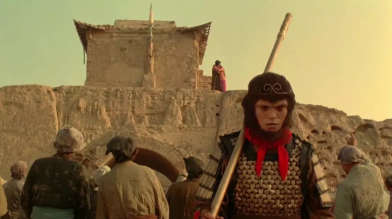 影片《大话西游》的结尾处,至尊宝与紫霞仙子在城墙上拥吻,孙悟空扛起