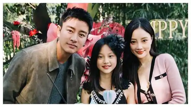 贾乃亮陪11岁甜馨游玩欢乐谷近照曝光惊人相似度