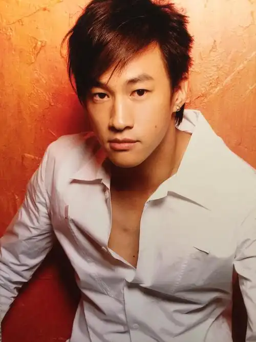 其实何润东颜值不错,我来更新很多吴聘帅图