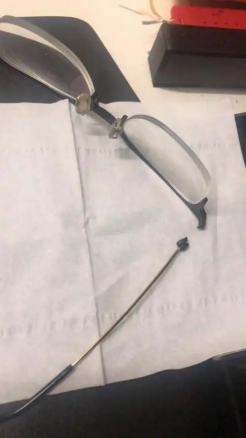 近半年在aojo门店买的镜眶配的眼镜镜框已经烂了三回了