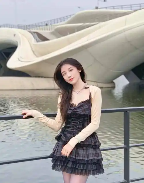 蕾丝裙配浅蓝色连裤袜,20岁的女孩好有活力_挑战_时尚_女性