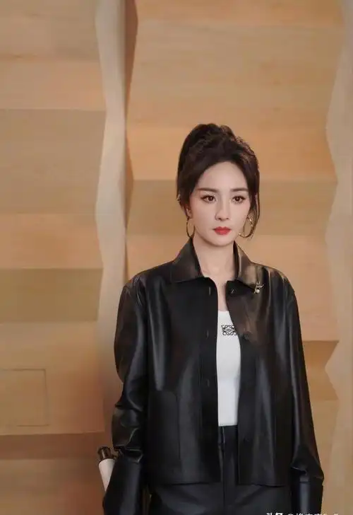 17岁杨幂被49岁成龙搂在怀里,举止亲密,网友:整没整容一目了然