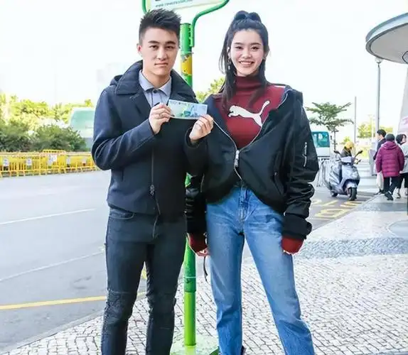 奚梦瑶何猷君当街吵架,男方一声不吭,奚梦瑶的委屈早就见端倪