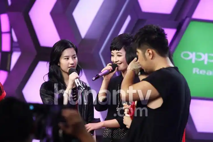 组图:刘亦菲曾轶可牵手录节目 自曝逛街唱k趣事