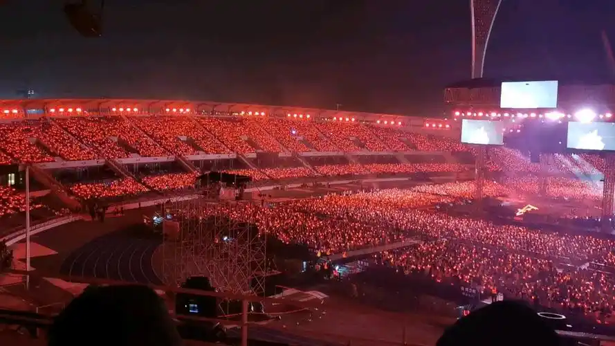 华晨宇海口演唱会山顶震撼红海