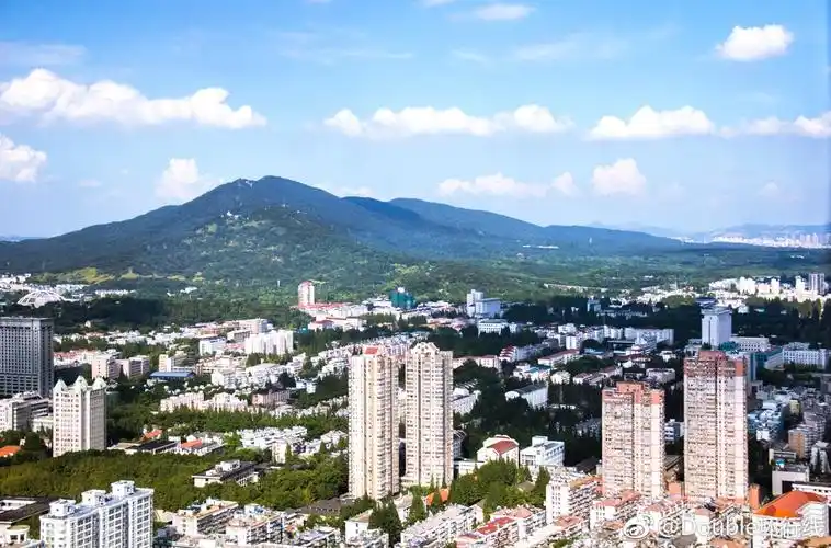 蓝天下的玄武湖,紫金山,鸡鸣寺,以及紫峰大厦
