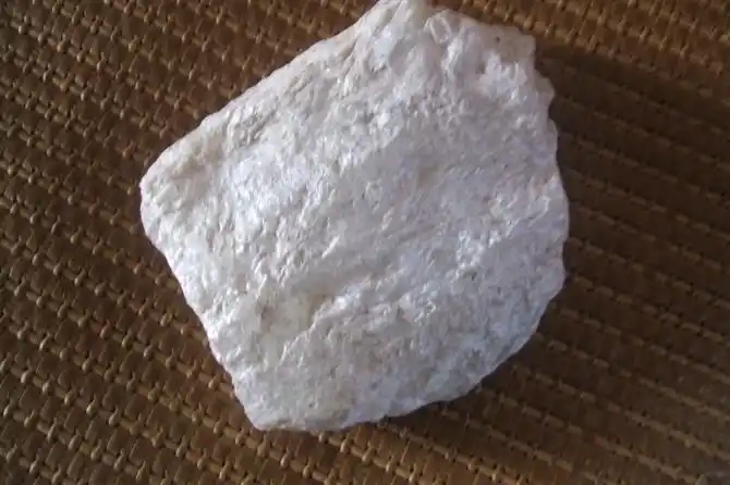 的青春期困惑 80 有珍珠的光泽,石头比较软这个不是滑石更不是云母石