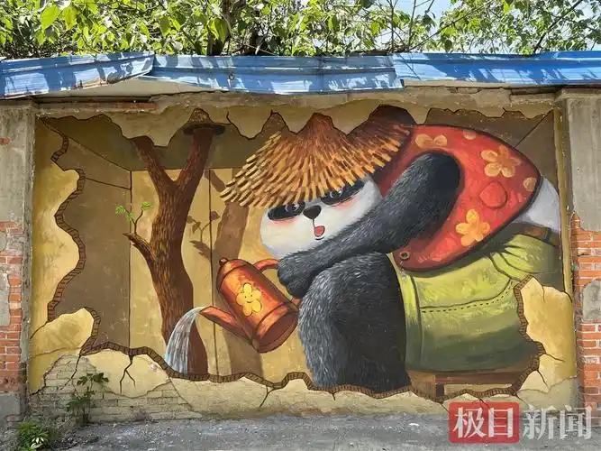 小伙路边创作数十米墙绘,只为女友晚上路过时不害怕_长江云 - 湖北网