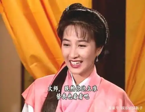 关咏荷版《河东狮吼》中,傅明宪是蠢萌大小姐,黄纪莹女装很娇俏