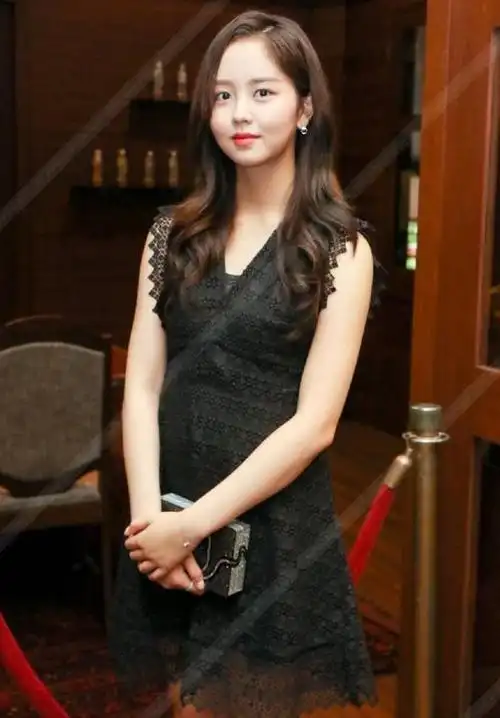 金所炫黑裙优雅气质超赞 童星出道的她已蜕变为女神