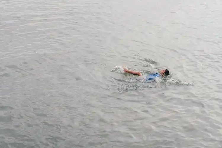 女子溺死在浅水区,10名安全员无人发现:水下的隐形死亡威胁,你必须