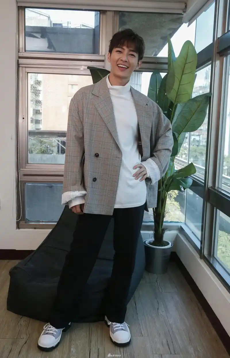 组图:炎亚纶穿高领衫搭西装帅气有型 笑容灿烂阳光魅力藏不住