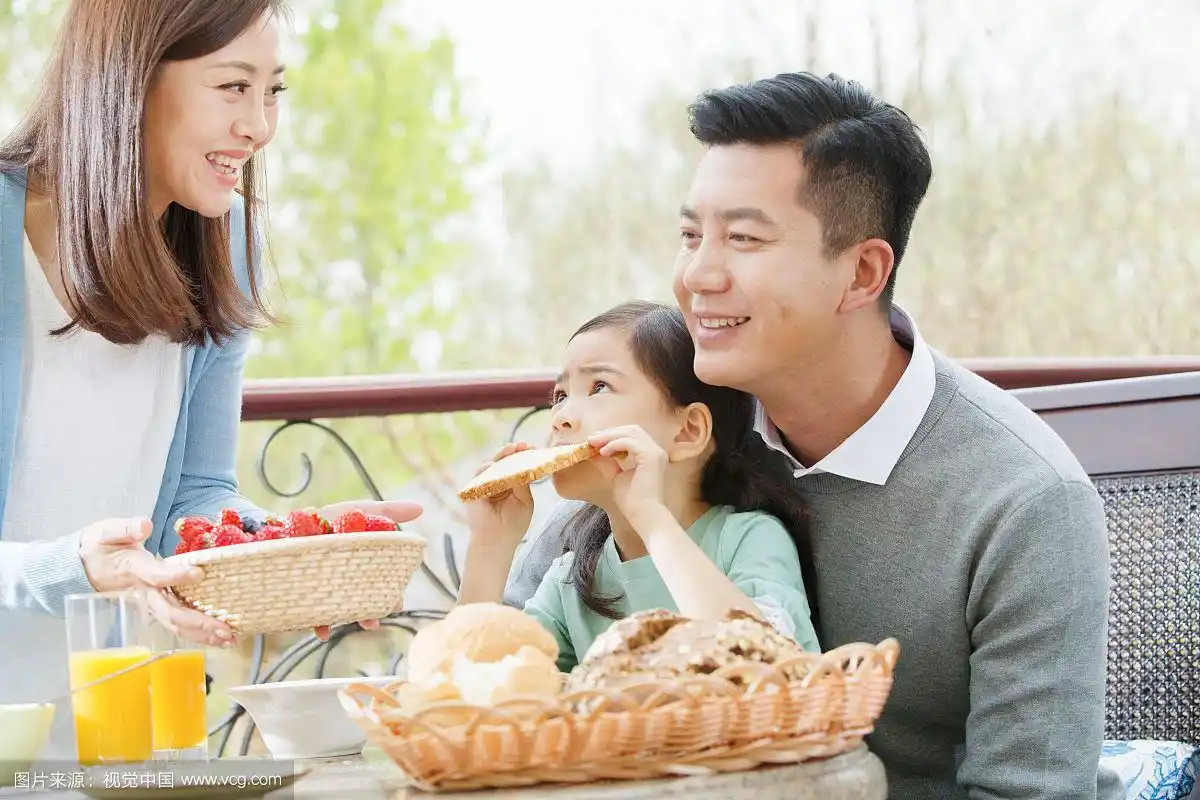 幸福家庭在阳台吃早餐