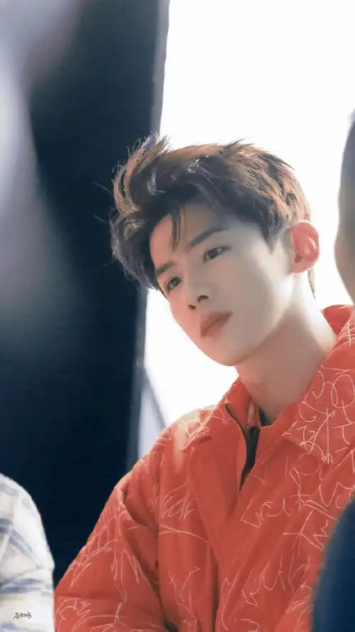 白敬亭芭莎男士7月刊封面##白敬亭古典风滑板双封大片