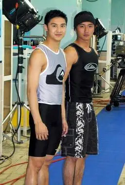 田亮谢霆峰水中较劲 一个斤斗挣一万元港币(图)